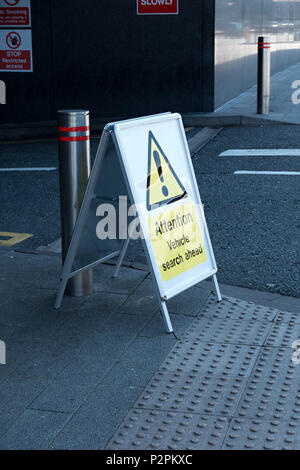 Warnschild "ACHTUNG Suche Fahrzeug." Während der Zeit des Terrorismus betrifft am Eingang der Highcross Shopping Center Leicester, England, Großbritannien Stockfoto