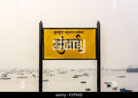 Mumbai Namensschild in Marathi Sprache am Gateway of India, Mumbai Stockfoto