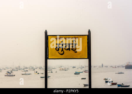 Mumbai Namensschild in Marathi Sprache am Gateway of India, Mumbai Stockfoto