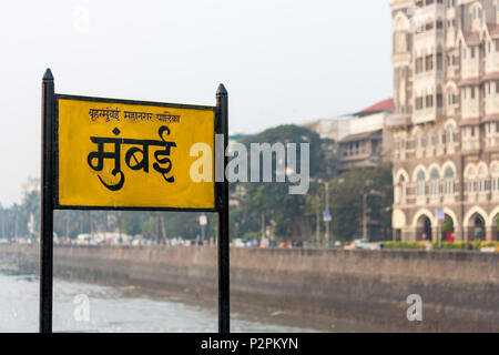 Mumbai Namensschild in Marathi Sprache am Gateway of India, Mumbai Stockfoto