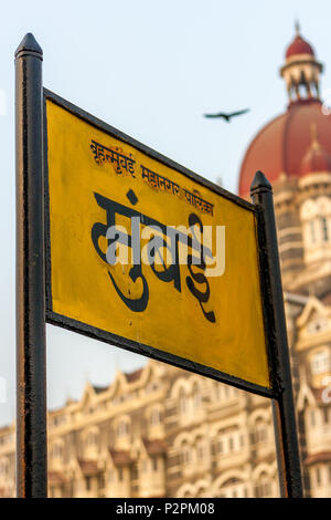 Mumbai Namensschild in Marathi Sprache am Gateway of India, Mumbai Stockfoto