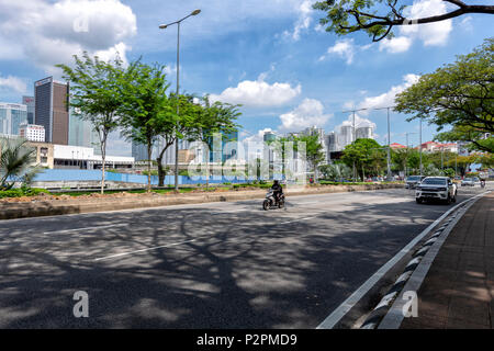 Blick entlang der Hauptstraße im Zentrum von Kuala Lumpur, Malaysia Stockfoto