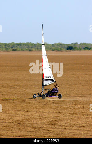 Die Blokart ist eine Klasse kleiner kompakter Landyachten, die von der neuseeländischen Firma Blokart, die hier in Broome, Western Aust, zu sehen ist, hergestellt werden. Stockfoto