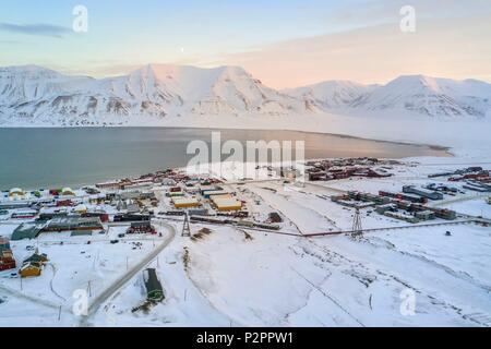 Norwegen, Svalbard, Spitzbergen, der Stadt Longyearbyen am Rande des Adventfjorden (Luftbild) Stockfoto