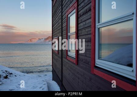 Norwegen, Svalbard, Spitzbergen, Longyearbyen, Holzhäuser am Rande des Adventfjorden Stockfoto