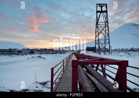 Norwegen, Svalbard, Spitzbergen, Longyearbyen, thermische Heizungsrohre, Longyearbyen über Boden Kreuz, weil der Permafrost und ehemaligen Kohle Durchführung headframes Stockfoto