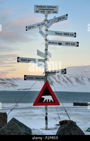Norwegen, Svalbard, Spitzbergen, Longyearbyen, Richtung und Entfernung Zeichen von Longyearbyen Flughafen und Warnsignal für mögliche Gefahr der Anwesenheit von Eisbären Stockfoto