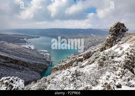 Frankreich, Alpes de Haute Provence, regionalen Naturpark von Verdon, die Brücke von galetas und den See von Sainte Croix vom Belvedere des Galetas gesehen nach einem Schneefall Stockfoto