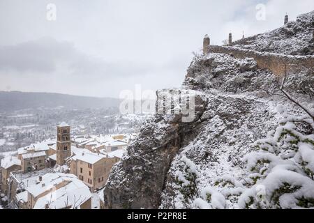 Frankreich, Alpes de Haute Provence, regionalen Naturpark von Verdon, Moustiers Sainte Marie, zertifiziert die Schönsten Dörfer Frankreichs, das Dorf und die Kirche Notre Dame de l'Assomption während einem Schneefall, Oratorien auf dem Kreuzweg zur Kapelle von Notre Dame de Beauvoir Stockfoto