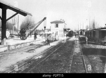 . Italiano: Stazione di Mirandola sulla Ferrovia Modena-Mirandola, gestita dalla Società Anonima Ferrovia Sassuolo Modena Mirandola Finale (FSMMF). Sul Muro è Ben sichtbar un-Manifest pubblicitario DELLO SPETTACOLO (Buffalo Bill's Wild West und Kongress der) Rauhe Reiter der Welt di Buffalo Bill ein Modena il 6 aprile 1906 tenutosi. Englisch: Mirandola Station auf dem Modena-Mirandola Eisenbahn, die von der SPS-Ferrovia Sassuolo Modena Mirandola Finale (FSMMF). An der Wand ist deutlich sichtbar ein Plakat werbung Die (Buffalo Bill's Wild West und Kongress der) Rauhe Reiter der Welt in Mo statt Stockfoto