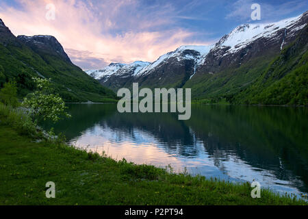 Feder, See, Berge, Schnee, Olden, Romsdal, Norwegen, Europa Stockfoto