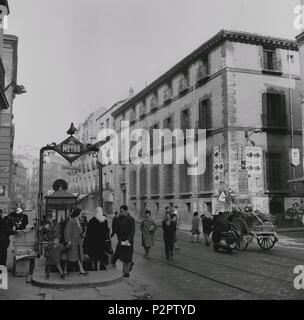 EL METRO DE NOVICIADO EN LA CALLE DE SAN BERNARDO EN 1955 - ByN. Ort: Außen, SPANIEN. Stockfoto