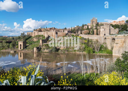Toledo, Spanien. Die historische Altstadt und den Fluss Tejo in der Nähe des Puente San Martin, Toledo, Kastilien-La Mancha, Spanien Stockfoto