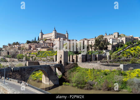 Toledo, Spanien. Die historische Altstadt, der Alcazar und Puente de Alcantara, Toledo, Kastilien-La Mancha, Spanien Stockfoto