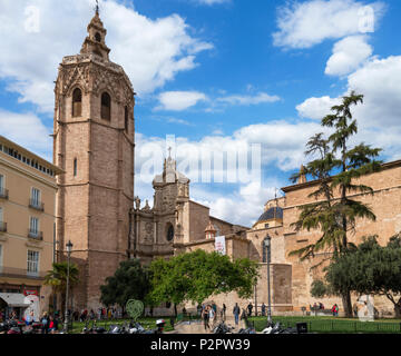 Die Kathedrale von Valencia, Spanien. Miguelete Turm und der Metropolitan Kathedrale Basilika der Himmelfahrt Mariens, die Plaza de la Reina, Valencia, Spanien Stockfoto