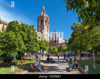 Valencia, Spanien. Plaza de la Reina mit Blick auf die Kathedrale von Valencia und den Miguelete Turm, Valencia, Spanien Stockfoto