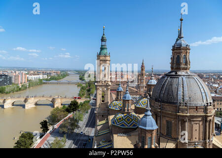 Zaragoza, Spanien. Blick über die Stadt und den Fluss Ebro von der Basilika de Nuestra Señora del Pilar (Basilika Unserer Lieben Frau von der Säule), Zaragoza, Spanien Stockfoto