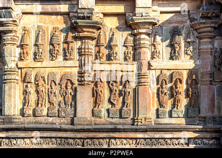 Innerhalb der Chennakeshava Komplex, mit der außenwände Schnitzereien auf der Andal Tempel mit unterschiedlichen Posen der Andal Saint. Belur, Karnataka, Stockfoto