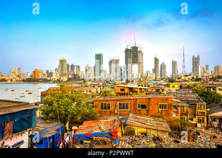 Mumbai Stadtbild mit einem großen Kontrast zwischen Armut und Reichtum, Maharashtra, Indien Stockfoto