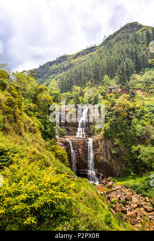 Blick auf ein Dschungel, Wasserfall, genannt Ramboda, zwischen Teeplantagen in Sri Lanka. Stockfoto