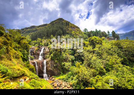 Blick auf ein Dschungel, Wasserfall, genannt Ramboda, zwischen Teeplantagen in Sri Lanka. Stockfoto