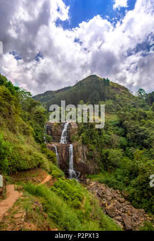 Blick auf ein Dschungel, Wasserfall, genannt Ramboda, zwischen Teeplantagen in Sri Lanka. Stockfoto