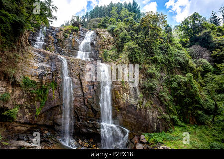 Blick auf ein Dschungel, Wasserfall, genannt Ramboda, zwischen Teeplantagen in Sri Lanka. Stockfoto