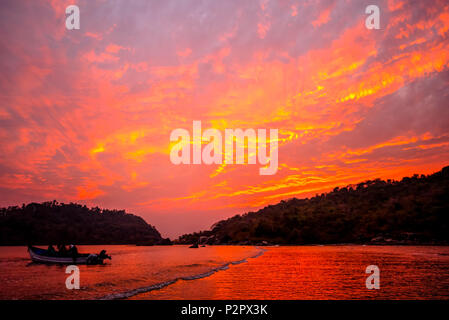 Feurigen Sonnenuntergang auf einer der wildesten Strand in Goa, Indien Stockfoto