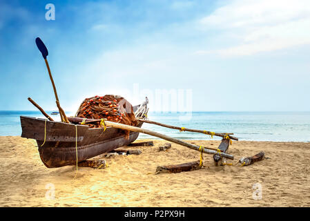 Traditionellen Fischerboot am Strand in Goa, Indien Stockfoto