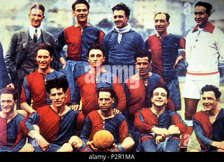 . Italiano: Genova, Campo di Via del Piano, 2 Marzo 1924. La formazione del Genua scesa in Campo nella sconfitta Contro il Padova (1-2) valevole per la 18 ª giornata del Campionato Italiano di Prima Divisione 1923/24, Lega Nord, girone A. Da sinistra, in Alto: W. Garbutt (Allenatore), D. Bellini, G. De Prà, R. De Vecchi, Alfieri (arbitro); Al Centro: O. Barbieri, L. Burlando, E.; Leale in Basso: E.Neri, E. Sardi (II), E.Catto (I), A. Santamaria (I), A. Bergamino (I). 2. März 1924. Unbekannt 33 Genua Cricket und Fußball-Club 1923-1924 Stockfoto