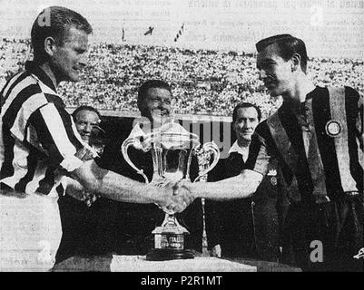 . Italiano: Mailand, Stadio San Siro, 13 settembre 1959. Ich capitani di Juventus e Inter, rispettivamente Giampiero Boniperti (a sinistra) e Antonio Angelillo (a destra), si stringono la mano Sotto gli Occhi dell'arbitro Cesare Jonni (al Centro), prima della Finale di Coppa Italia 1958-59 vinta bianconero dal Club. 13. September 1959. Unbekannt 20 Coppa Italia 1958-59 - Boniperti, Jonni, Angelillo Stockfoto