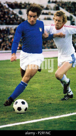 . Italiano: Francesco Graziani (a sinistra) in Azione in maglia azzurra Durante l'incontro Italia-Lussemburgo (3-0) del dicembre 1977, giocato Allo Stadio Olimpico'' di Roma e valevole per le qualificazioni al Campionato mondiale di Calcio 1978. 10 März 2014, 01:43:44. Unbekannt 30 Francesco Graziani, Italia-Lussemburgo 3-0, 3 December 1977 Stockfoto