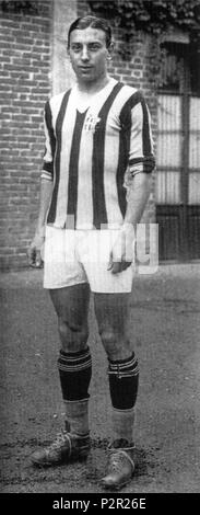 . Italiano: Il calciatore italo-argentino Raimundo Orsi alla Juventus nella prima metà degli Anni 30 del XX secolo, fotografato all'Esterno dello Stadio di Corso Marsiglia (Campo Juventus) di Torino. zwischen 1931 und 1936. Unbekannt 27 FBC Juventus - 1930 s-Raimundo Orsi Stockfoto