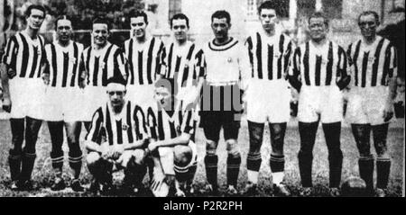 . Italiano: Una formazione della Juventus nella Stagione 1935-36. Da sinistra, in Piedi: G. Varglien (II), V. Rosetta, S., F. Serantoni Borel (II), G., E. Prendato Staccione, A. G. Borel (I), L. Monti, M. Varglien (I); accosciati: L. Bertolini, A. François. zwischen 1935 und 1936. Foto Archivio GS und Collezione Lamberto Bertozzi 30 Foot-Ball Club Juventus 1935-1936 Stockfoto