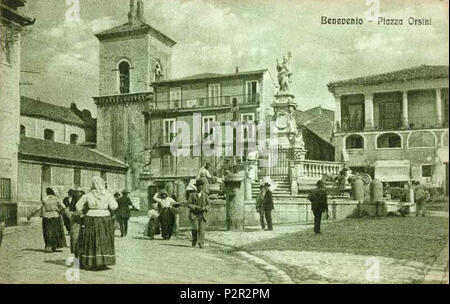 . Englisch: Benevento Piazza Orsini mit dem Brunnen von Benedikt XIII (1724-1730), Erzbischof von Benevent vor seiner Wahl zum Papst gewählt worden war. Postkarte von c. 1910. 1910. Tagesplan, C. 1910. 11 Benevento Piazza Orsini C. 1910 Stockfoto