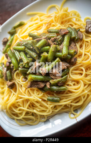 Platte mit heißem Leckere Pasta mit Fleisch und Grünen Bohnen, Ansicht von oben Stockfoto