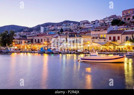 Griechenland, Insel Samos Pythagoreion, errichtet auf den Resten einer ehemaligen Festungsstadt, ein UNESCO-Weltkulturerbe, Hafen bei Dämmerung Stockfoto