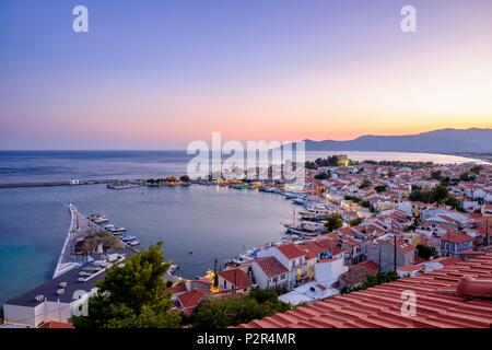 Griechenland, Insel Samos Pythagoreion, errichtet auf den Resten einer ehemaligen Festungsstadt, ein UNESCO-Weltkulturerbe, Hafen bei Dämmerung von Lykourgos Logothetis Schloss und Verklärung (oder Metamorphose) Kirche dominiert Stockfoto