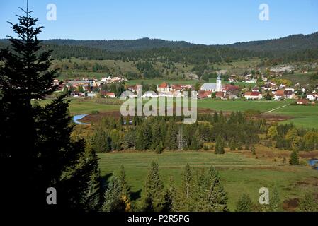 Frankreich, Doubs, Mouthe, Belvedere über dem Fluss Doubs, der Mouthat Moor, das Dorf, Wald von Haute Joux Stockfoto