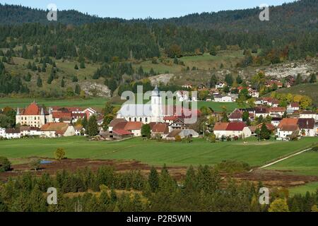 Frankreich, Doubs, Mouthe, Belvedere über dem Fluss Doubs, der Mouthat Moor, das Dorf, die eigene Halle, Kirche, Wald von Haute Joux Stockfoto