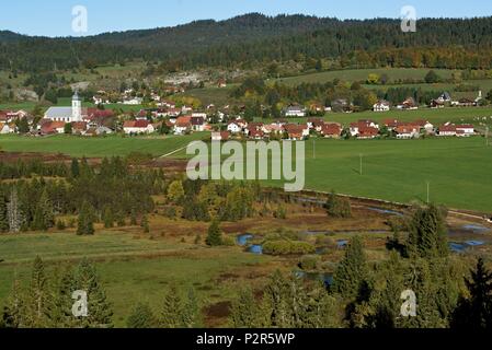 Frankreich, Doubs, Mouthe, Belvedere über dem Fluss Doubs, der Mouthat Moor, das Dorf, Wald von Haute Joux Stockfoto