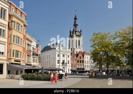 Belgien, Provinz Westflandern, Kortrijk, Grand Place, Terrassen der Cafés durch die Kirche von Saint Martin beherrscht wurde gebaut von 1390 bis 1466 Und das Glockenspiel mit 49 Glocken bis zu 93 Meter Stockfoto