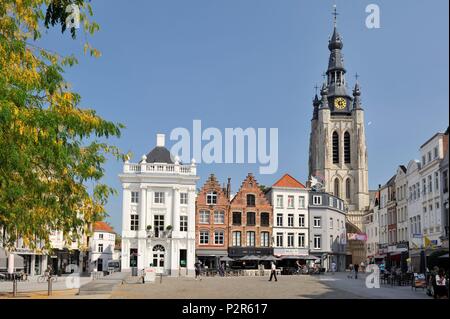 Belgien, Provinz Westflandern, Kortrijk, Grand Place, Terrassen der Cafés durch die Kirche von Saint Martin beherrscht wurde gebaut von 1390 bis 1466 Und das Glockenspiel mit 49 Glocken bis zu 93 Meter Stockfoto