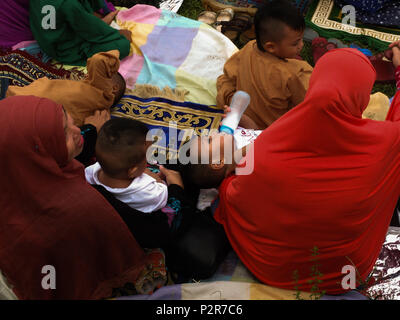 Manila, Philippinen. 2 Feb, 2018. Ein muslimischer Junge, trinken Milch in der Flasche während des Eid al Fitr Feier in Manila. Filipino und ausländische Muslime an Quirino Tribüne in Manila versammelt das Ende des Fastenmonats Ramadan zu feiern. Sie feiern es mit Gebeten, Essen und Spaß, vor allem für die Familie. Eid al-Adha, hat keine bestimmte Zeitdauer und ist ein wichtiger religiöser Feiertag von Muslimen weltweit, die das Ende des Fastenmonats Ramadan, der islamischen heiligen Fastenmonat Markierungen gefeiert. Credit: Josefiel Rivera/SOPA Images/ZUMA Draht/Alamy leben Nachrichten Stockfoto