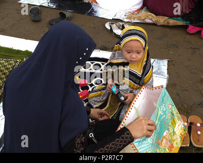 Manila, Philippinen. 2 Feb, 2018. Eine muslimische Mutter mit ihrem Baby waren unter den Teilnehmern bei der Islamischen Gebet. Filipino und ausländische Muslime an Quirino Tribüne in Manila versammelt das Ende des Fastenmonats Ramadan zu feiern. Sie feiern es mit Gebeten, Essen und Spaß, vor allem für die Familie. Eid al-Adha, hat keine bestimmte Zeitdauer und ist ein wichtiger religiöser Feiertag von Muslimen weltweit, die das Ende des Fastenmonats Ramadan, der islamischen heiligen Fastenmonat Markierungen gefeiert. Credit: Josefiel Rivera/SOPA Images/ZUMA Draht/Alamy leben Nachrichten Stockfoto