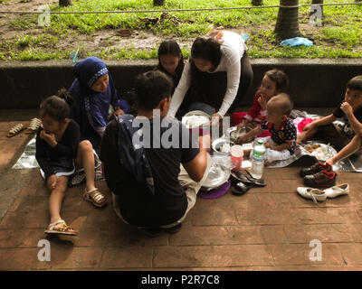 Manila, Philippinen. 2 Feb, 2018. Muslimische Familie ihre Mahlzeit Teilnahme nach der Islamischen Gebet. Filipino und ausländische Muslime an Quirino Tribüne in Manila versammelt das Ende des Fastenmonats Ramadan zu feiern. Sie feiern es mit Gebeten, Essen und Spaß, vor allem für die Familie. Eid al-Adha, hat keine bestimmte Zeitdauer und ist ein wichtiger religiöser Feiertag von Muslimen weltweit, die das Ende des Fastenmonats Ramadan, der islamischen heiligen Fastenmonat Markierungen gefeiert. Credit: Josefiel Rivera/SOPA Images/ZUMA Draht/Alamy leben Nachrichten Stockfoto