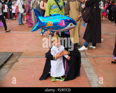 Manila, Philippinen. 2 Feb, 2018. Ein muslimischer Junge mit Fisch Ballon für Bild mit seiner Mutter gestellt. Filipino und ausländische Muslime an Quirino Tribüne in Manila versammelt das Ende des Fastenmonats Ramadan zu feiern. Sie feiern es mit Gebeten, Essen und Spaß, vor allem für die Familie. Eid al-Adha, hat keine bestimmte Zeitdauer und ist ein wichtiger religiöser Feiertag von Muslimen weltweit, die das Ende des Fastenmonats Ramadan, der islamischen heiligen Fastenmonat Markierungen gefeiert. Credit: Josefiel Rivera/SOPA Images/ZUMA Draht/Alamy leben Nachrichten Stockfoto