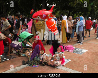 Manila, Philippinen. 2 Feb, 2018. Muslimische Familien sammeln sich um die quirino Tribüne Grundstück. Filipino und ausländische Muslime versammeln sich Quirino Tribüne in Manila zum Ende des Ramadan zu feiern. Sie feiern es mit Gebeten, Essen und Spaß, vor allem für die Familie. Eid al-Adha, hat keine bestimmte Zeitdauer und ist ein wichtiger religiöser Feiertag von Muslimen weltweit, die das Ende des Fastenmonats Ramadan, der islamischen heiligen Fastenmonat Markierungen gefeiert. Credit: Josefiel Rivera/SOPA Images/ZUMA Draht/Alamy leben Nachrichten Stockfoto