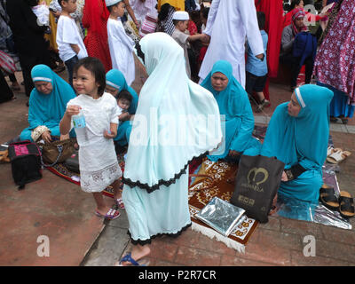 Manila, Philippinen. 2 Feb, 2018. Muslimische Frauen mit ihren Töchtern Picknick nach dem Morgengebet. Filipino und ausländische Muslime an Quirino Tribüne in Manila versammelt das Ende des Fastenmonats Ramadan zu feiern. Sie feiern es mit Gebeten, Essen und Spaß, vor allem für die Familie. Eid al-Adha, hat keine bestimmte Zeitdauer und ist ein wichtiger religiöser Feiertag von Muslimen weltweit, die das Ende des Fastenmonats Ramadan, der islamischen heiligen Fastenmonat Markierungen gefeiert. Credit: Josefiel Rivera/SOPA Images/ZUMA Draht/Alamy leben Nachrichten Stockfoto