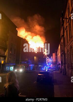 Glasgow, Schottland, Großbritannien. 15 Juni, 2018. Die Glasgow School of Art, Mackintosh Gebäude Feuer gefangen am späten Freitag Abend ca. 11:20 Uhr. Mehr als 120 Feuerwehrleute und 20 Feuerwehrfahrzeuge reagierte auf das Feuer. Quelle: News Bilder/Alamy leben Nachrichten Stockfoto